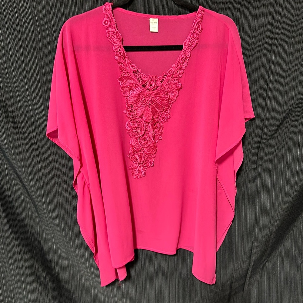 Do everything in love / Hot pink sheer top / Size‎ OS / O-6